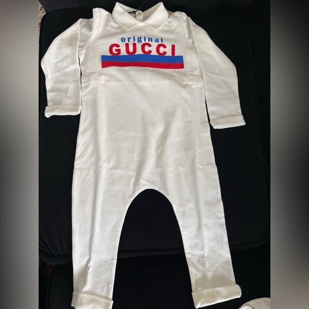 New with box Gucci Original Logo Onesie Set w/ Bib & Box | 18–24M